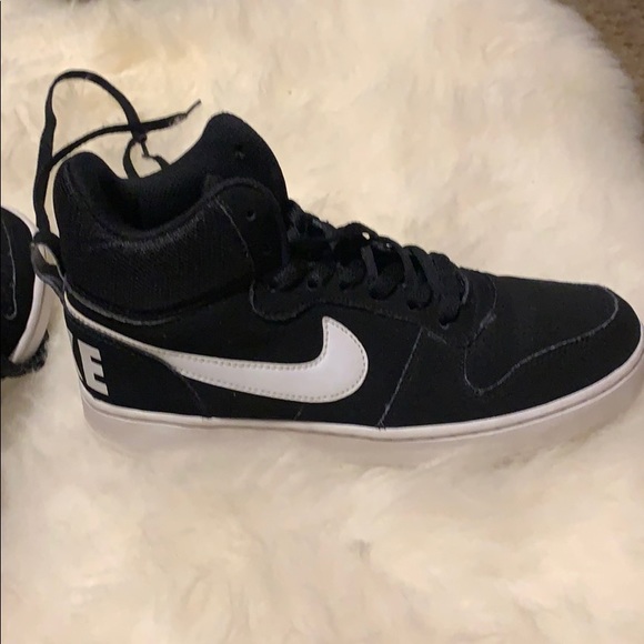 Shoes - Nike Court Borough Mid